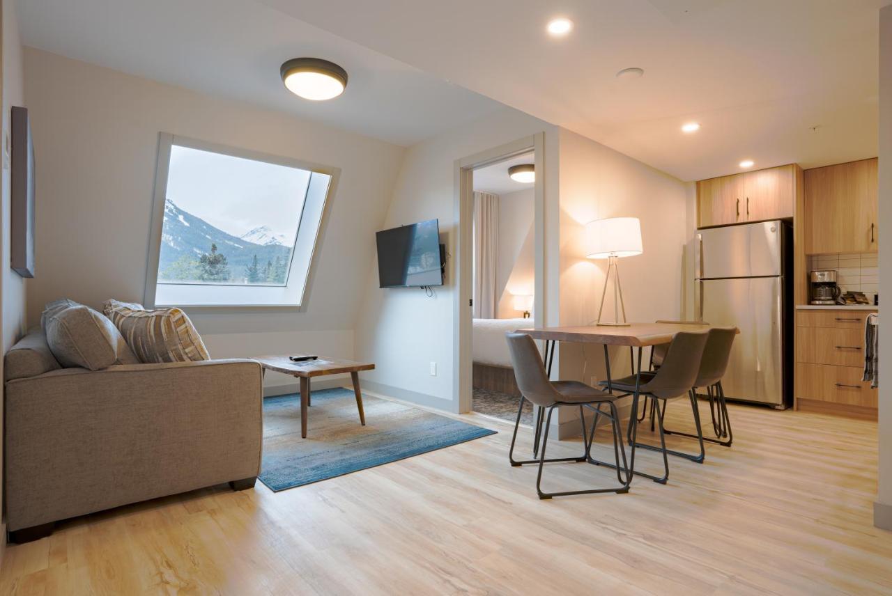 Basecamp Suites バンフ エクステリア 写真