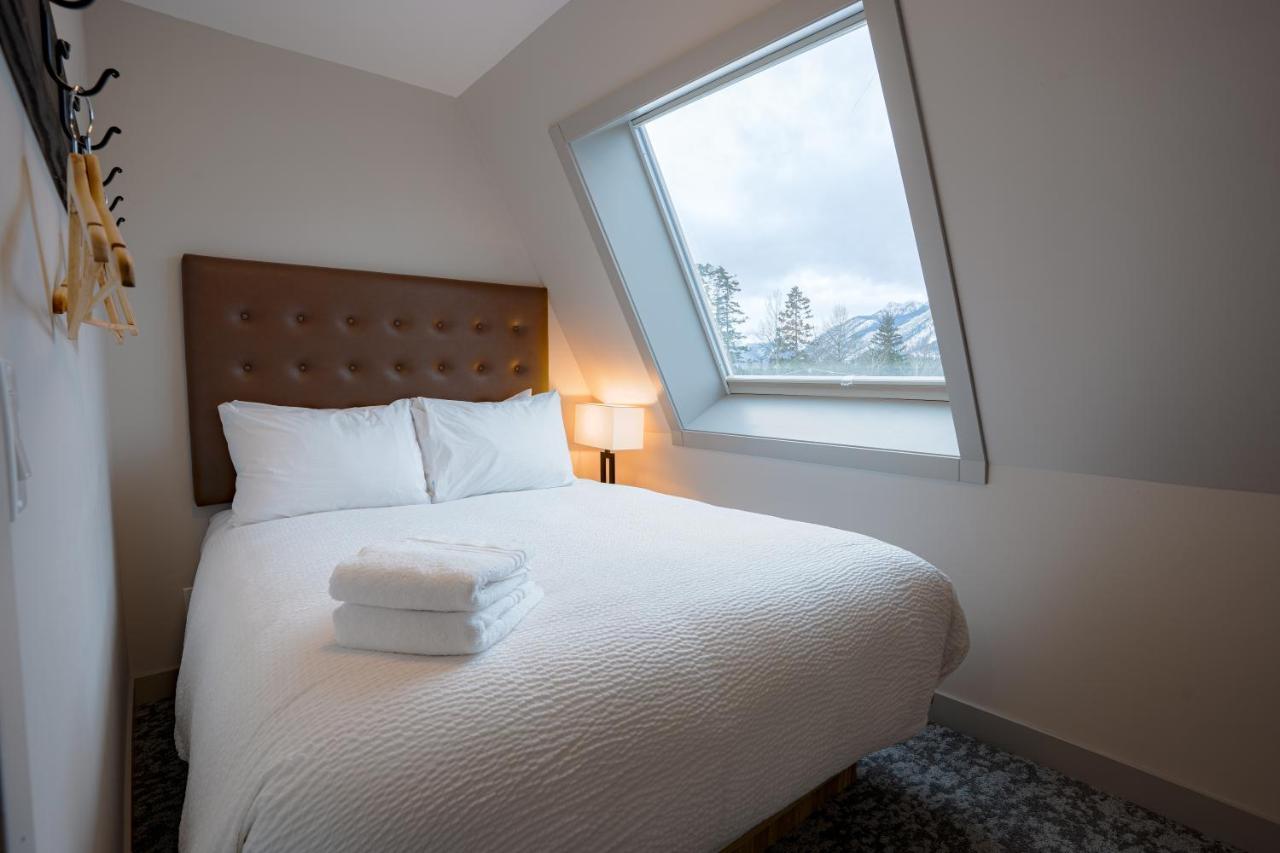 Basecamp Suites バンフ エクステリア 写真
