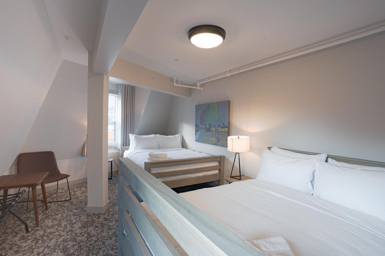 Basecamp Suites バンフ エクステリア 写真