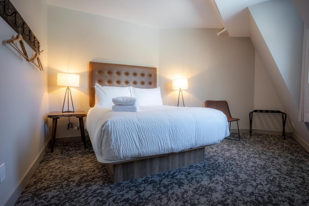 Basecamp Suites バンフ エクステリア 写真